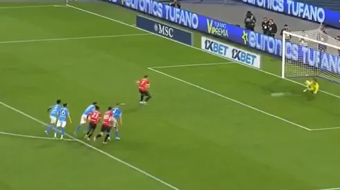 ¡Santiago Giménez falla penalti para Milan ante Napoli!