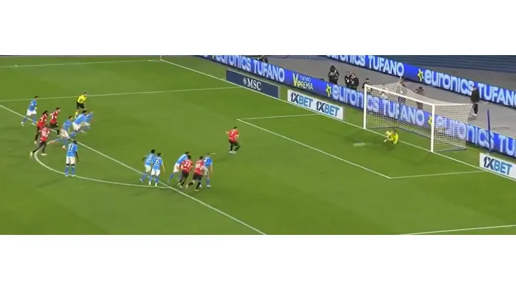 ¡Santiago Giménez falla penalti para Milan ante Napoli!