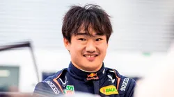Yuki Tsunoda con el mono de Red Bull Racing