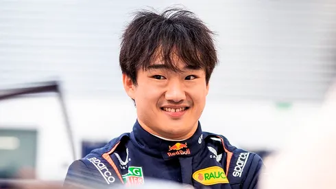 Yuki Tsunoda con el mono de Red Bull Racing