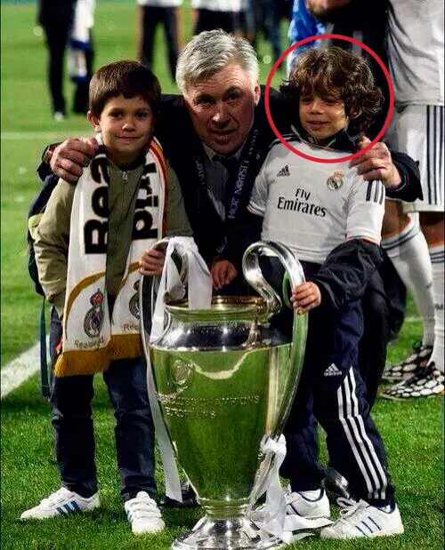 Carlo Ancelotti junto al hijo de Marcelo en 2014