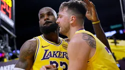 LeBron James se saluda con Luka Doncic en Lakers
