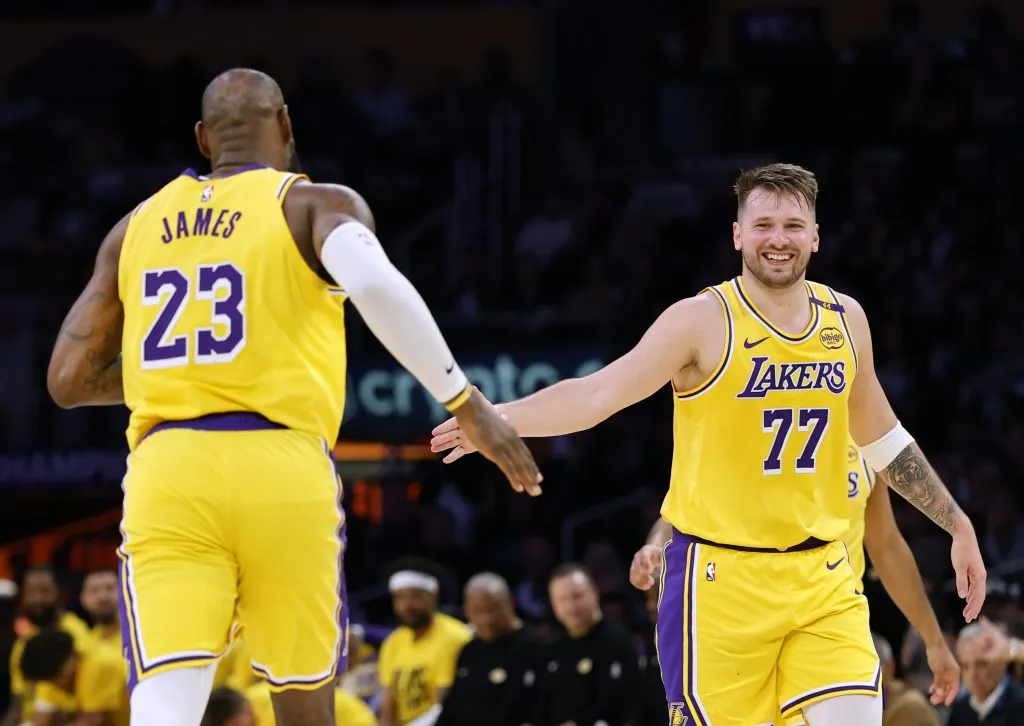 Luka Doncic le sonríe a LeBron James (GETTY IMAGES)