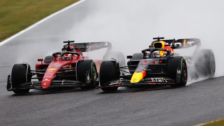 Max Verstappen y Charles Leclerc luchando cabeza a cabeza en el GP de Japón