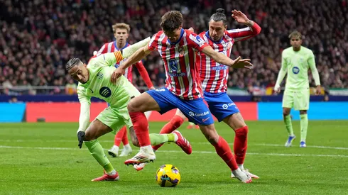 Robin Le Normand y Raphinha disputan la pelota en el último enfrentamiento entre Atlético de Madrid y Barcelona.