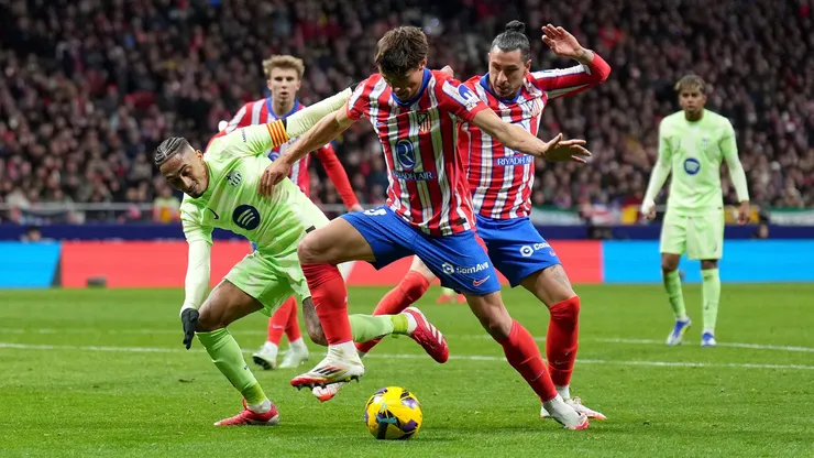Robin Le Normand y Raphinha disputan la pelota en el último enfrentamiento entre Atlético de Madrid y Barcelona.
