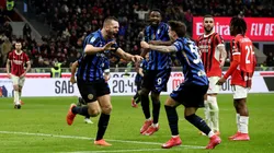 Stefan de Vri festeja su gol en el empate 1-1 en el último Derby della Madonnina.