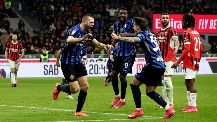 Stefan de Vri festeja su gol en el empate 1-1 en el último Derby della Madonnina.