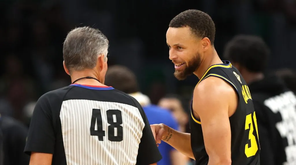 El árbitro Scott Foster y Stephen Curry. (Foto: Getty Images)