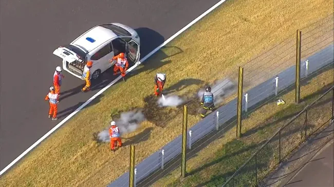 Personal apagando uno de los incendios en Suzuka  (FOTO: @F1)