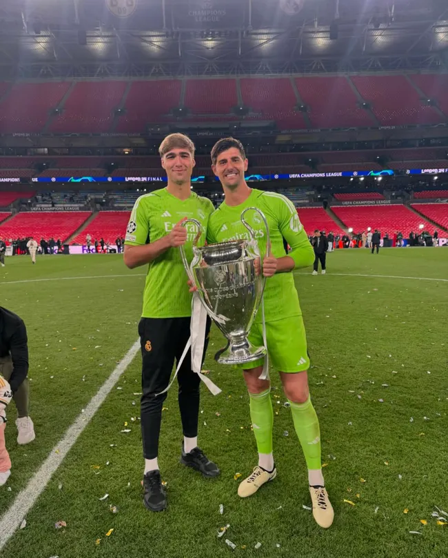 Fran González junto a Thibaut Courtois con el trofeo de la UEFA Champions League (@_franglez)