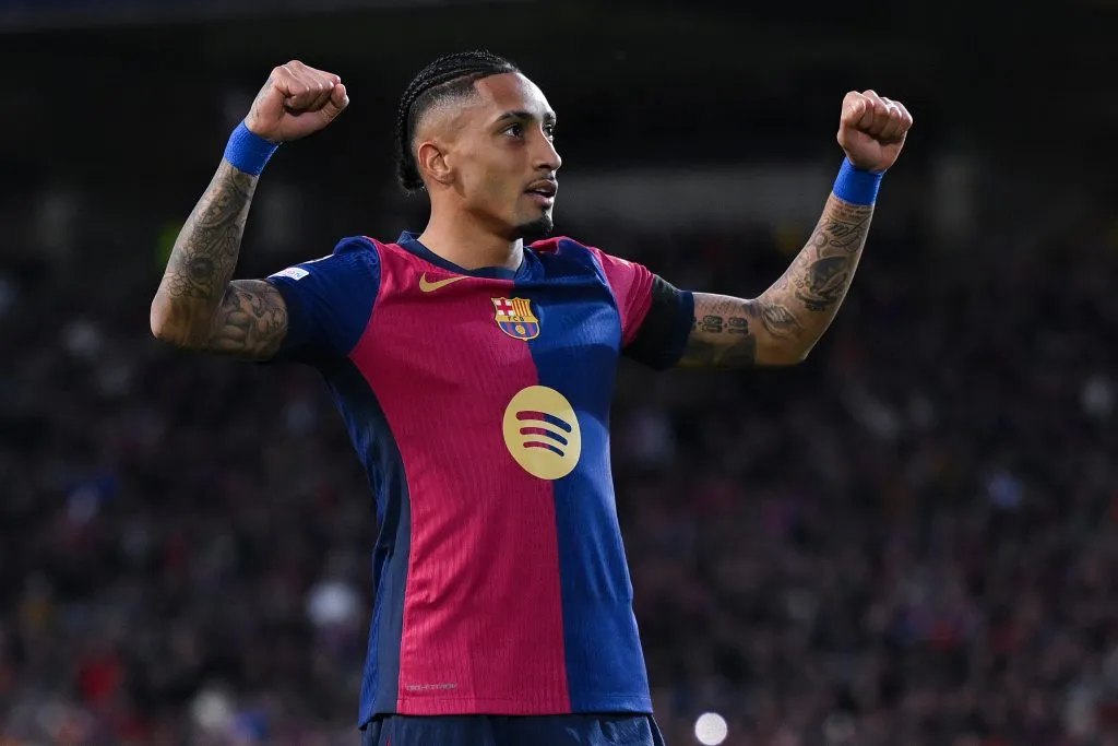 Raphinha comenzará el encuentro ante Betis desde la banca por decisión de su entrenador Hansi Flick. (Getty Images)
