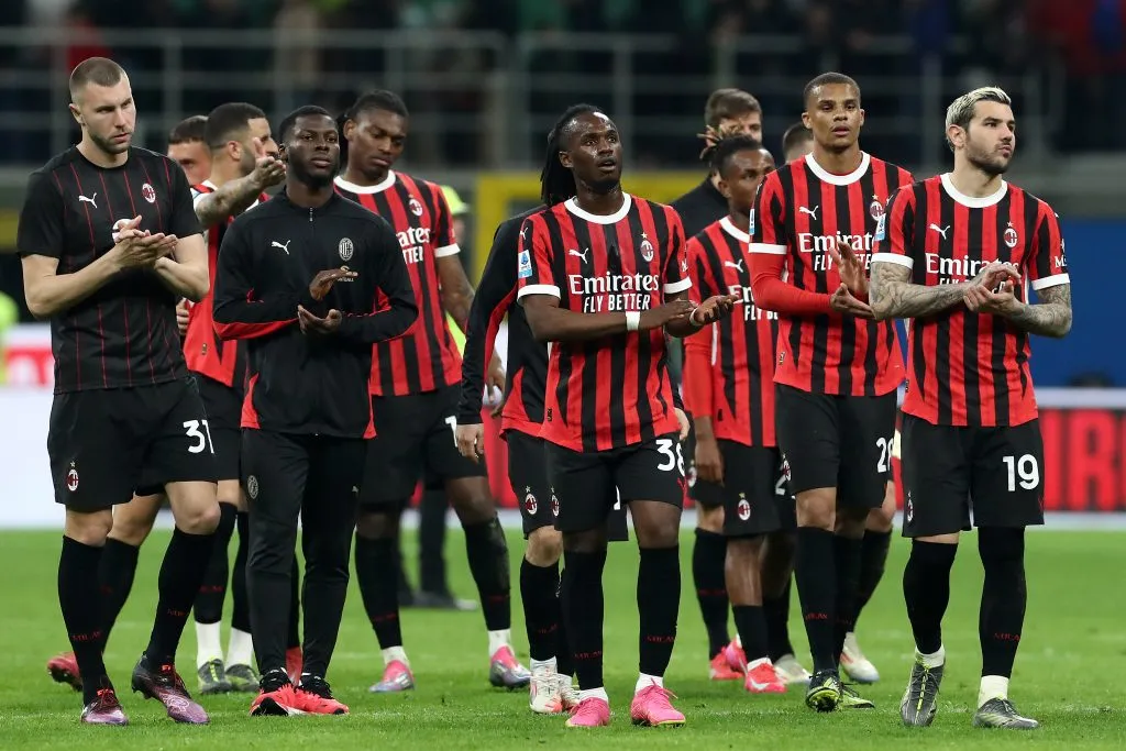 MILAN, ITALY – APRIL 05: Players of AC Milan applaud their fans after drawing with Fiorentina during the Serie A match between AC Milan and Fiorentina at Stadio Giuseppe Meazza on April 05, 2025 in Milan, Italy. (Photo by Marco Luzzani/Getty Images)