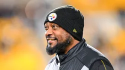 Mike Tomlin con un gorro de los Pittsburgh Steelers