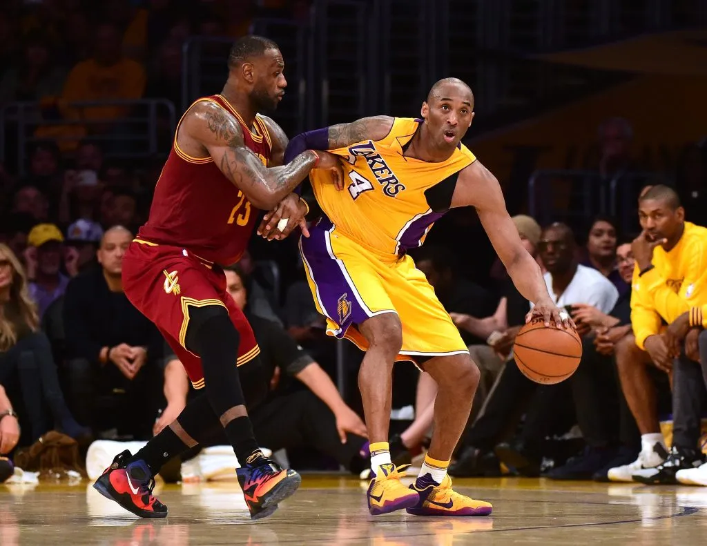 LeBron James presiona a Kobe Bryant en un partido entre Cleveland Cavaliers y Los Angeles Lakers (GETTY IMAGES)