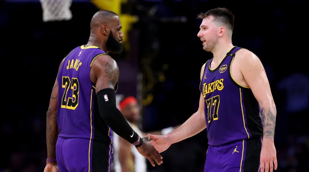 LeBron James y Luka Doncic, estrellas de Lakers. (Foto: Getty Images)