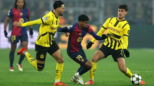 Lamine Yamal escapa a la marca de Ramy Bensebaini y Giovanni Reyna en la victoria de Barcelona por 3-2 ante Borussia Dortmund en la fase de liga de la actual Champions League.