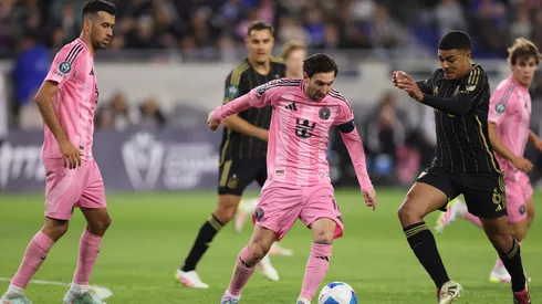 Lionel Messi está rodeado de jugadores de LAFC.