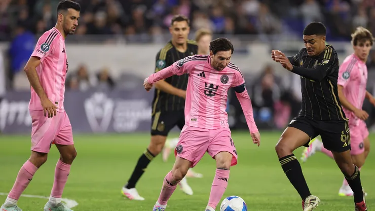 Lionel Messi está rodeado de jugadores de LAFC.