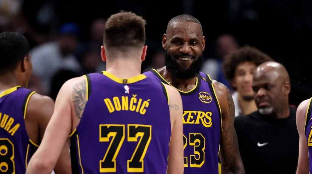 Luka Doncic y LeBron James. (Foto: Getty Images)