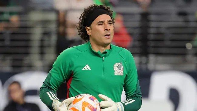 Guillermo Ochoa todavía no encontró equipo en el mercado