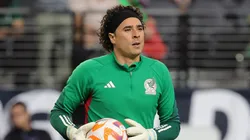 Guillermo Ochoa todavía no encontró equipo en el mercado