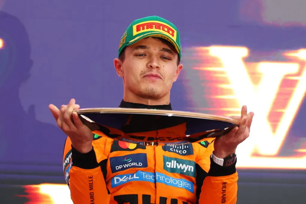 Lando Norris con el trofeo del GP de Australia 2025 (GETTY IMAGES)