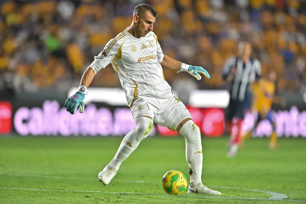 Guzmán se transformó en el futbolista con más participaciones en el Clásico Regio, partido que disputó en 34 ocasiones. (Getty Images)