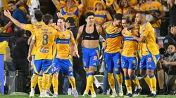 Tigres recibió un reconocimiento por parte del alcalde de Monterrey por su 65° aniversario.