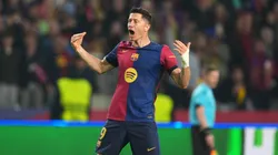 Robert Lewandowski festeja uno de sus dos goles en la goleada por 4-0 de Barcelona ante Borussia Dortmund en el juego de ida de los cuartos de final de la UEFA Champions League 2024-2025.