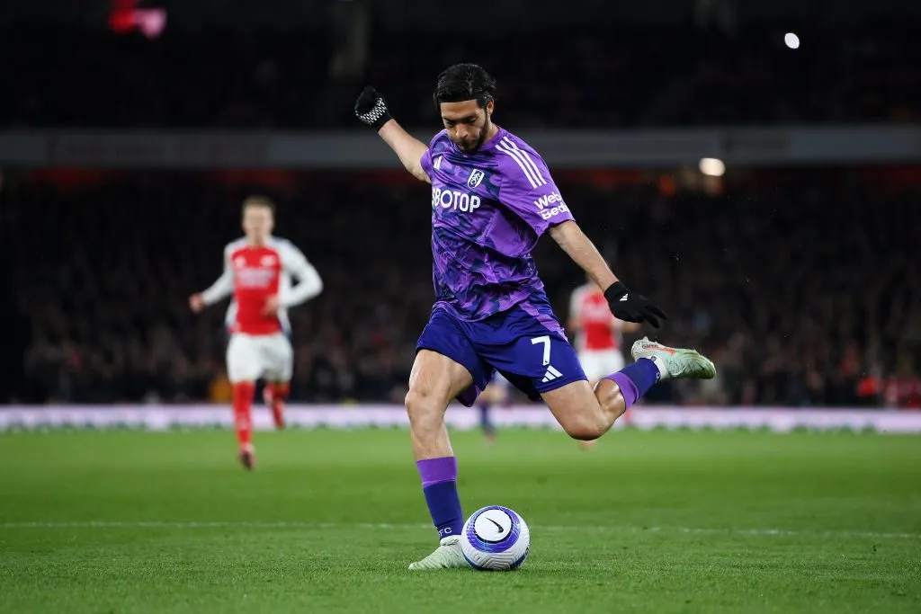 Raúl Jiménez prepara un remate vs. Arsenal (GETTY IMAGES)
