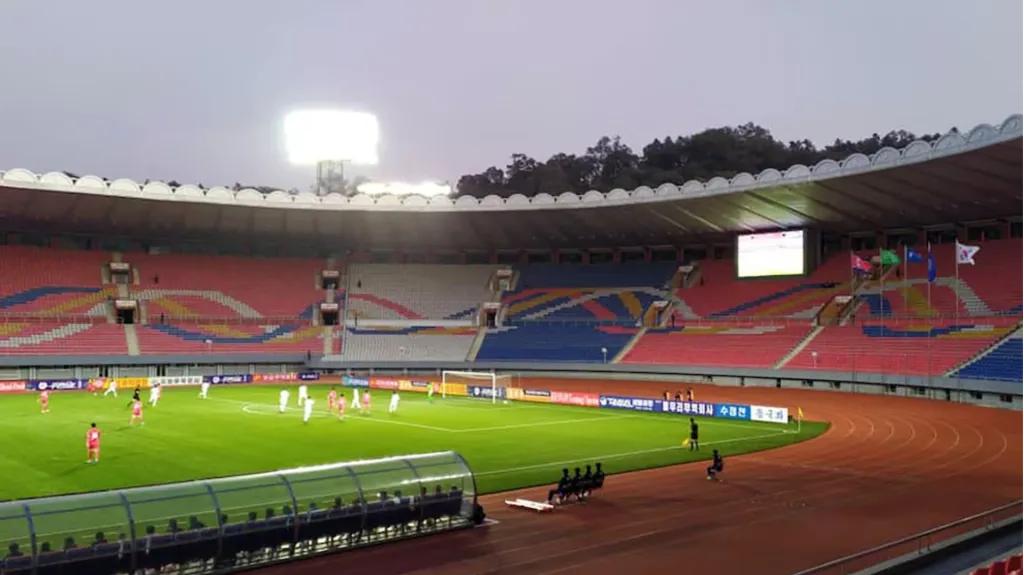 El estadio de Pionyang no contó con espectadores ni televisación.