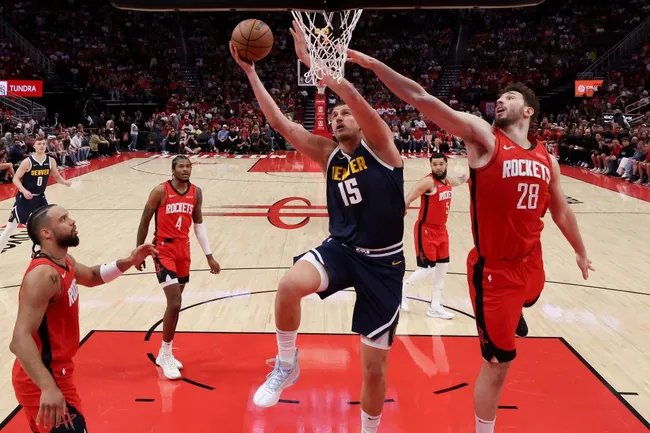 Nikola Jokic ataca el aro en el partido contra Houston Rockets (GETTY IMAGES)