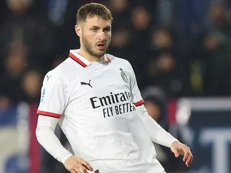 Prensa italiana le abre la puerta de salida de Milan a Santiago Giménez