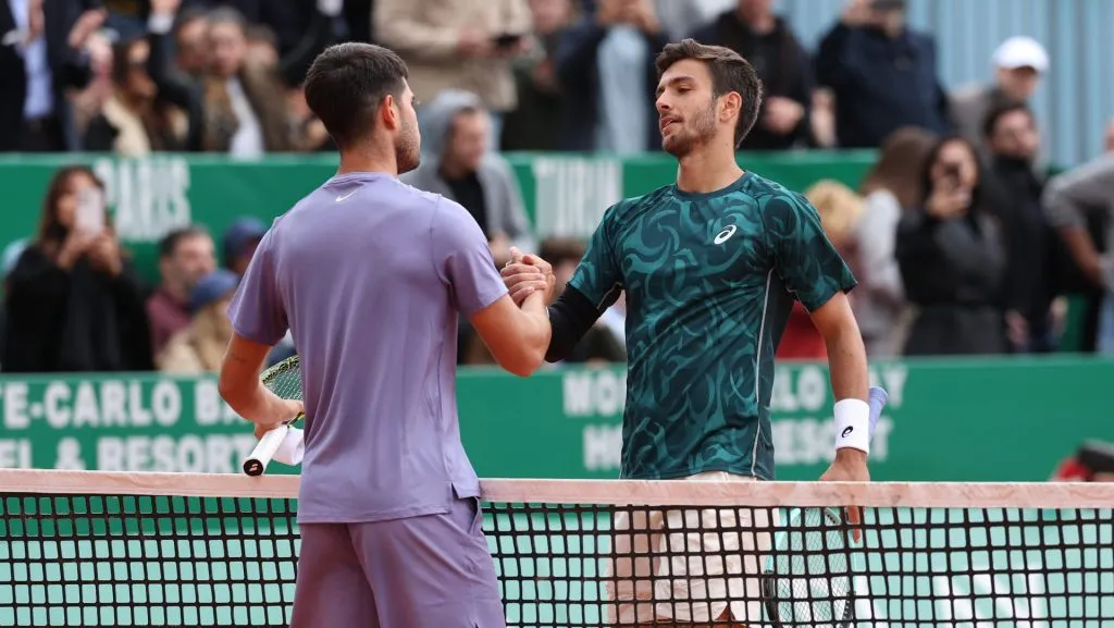 Lorenzo Musetti no pudo ante Carlos Alcaraz en el Masters 1000 de Montecarlo. (GETTY IMAGES)