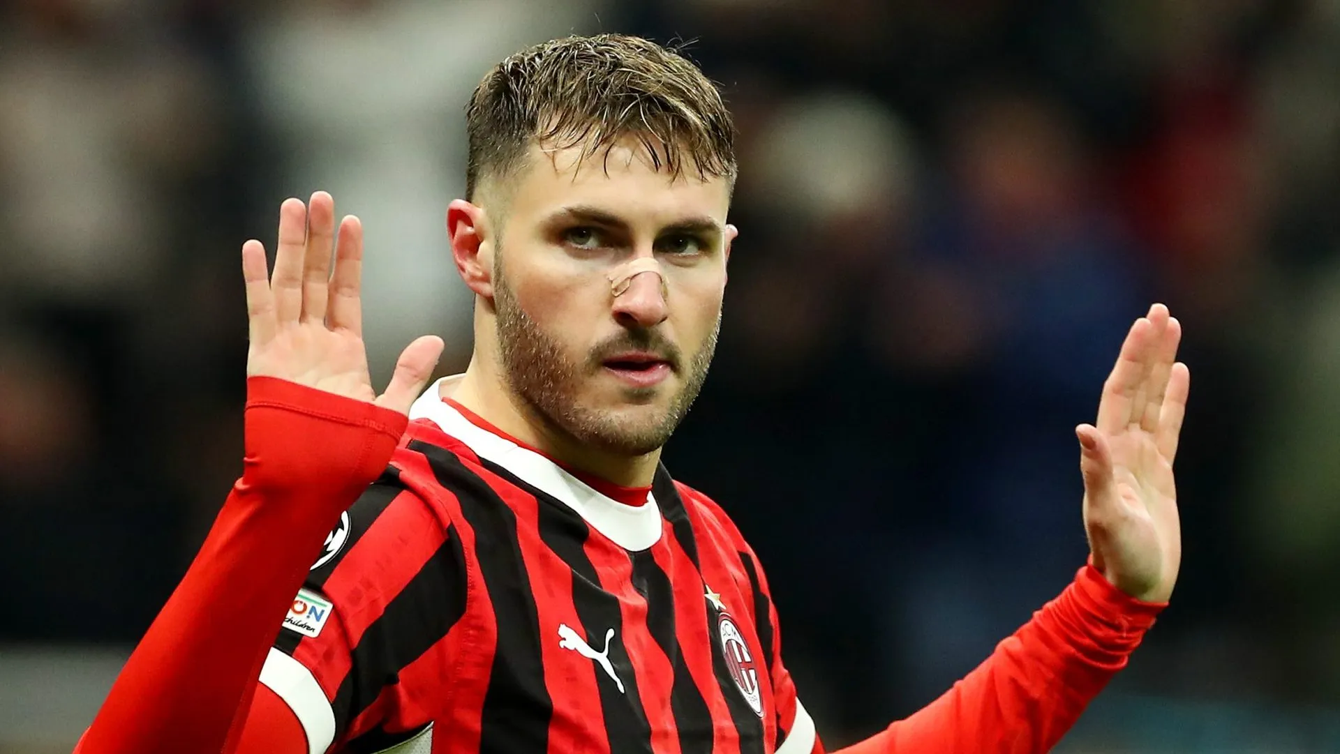 Santiago Giménez perdió su lugar en el once titular de Milan. (Getty Images)