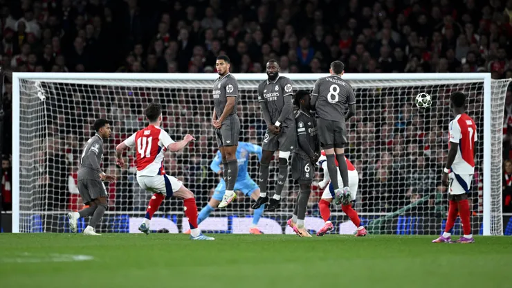Declan Rice anota uno de sus dos goles de tiro libre en la victoria de los Gunners por 3-0 en la Champions League.