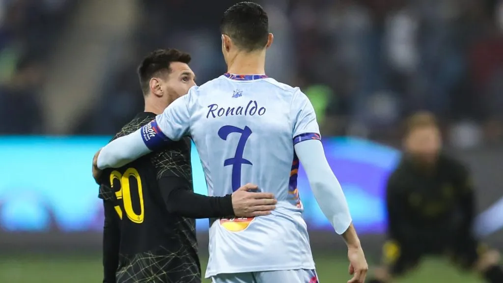 El abrazo entre Messi y Ronaldo en su último cruce [Foto: L’Equipe]