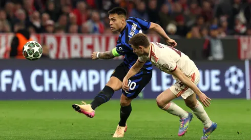 Lautaro Martínez saca un potente remate.