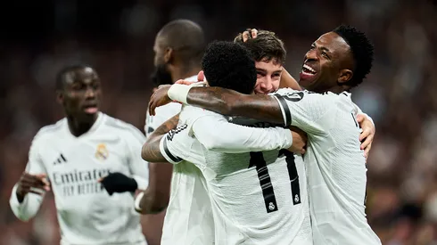 Jugadores de Real Madrid se abrazan luego de un gol