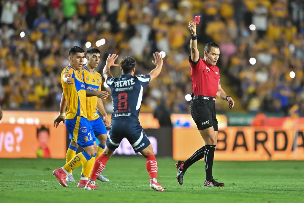 Torres, así como Berterame, vieron la roja en el Clásico Regio [Foto: Getty]