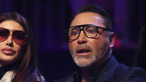 Óscar de la Hoya reconoce a la gran figura que podría terminar con el reinado de Dmitry Bivol.