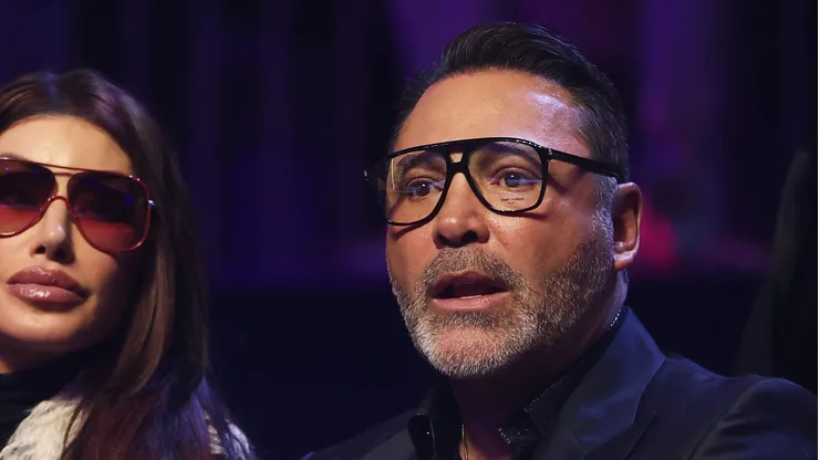 Óscar de la Hoya reconoce a la gran figura que podría terminar con el reinado de Dmitry Bivol.