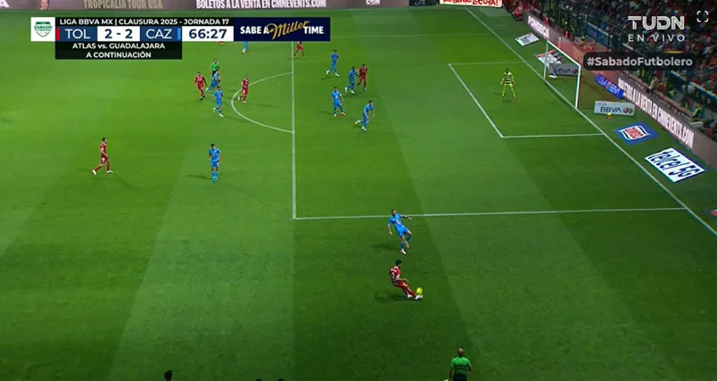 La imagen del momento en que despega el balón: ¿era offside? [Foto: TUDN]