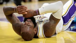 LeBron James en el suelo durante Los Angeles Lakers vs. Minnesota Timberwolves
