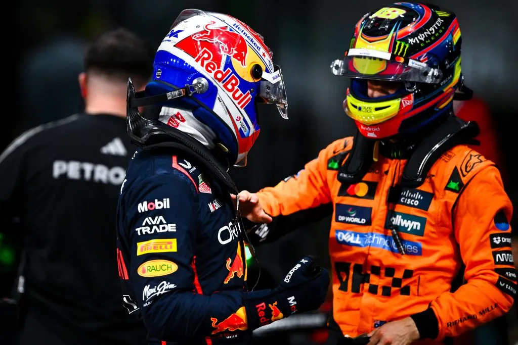 Max Verstappen saluda a Oscar Piastri en Arabia Saudita (GETTY IMAGES)