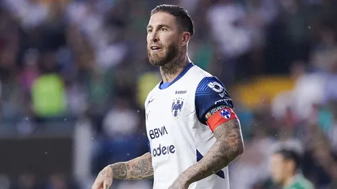 Sergio Ramos salió lesionado vs. León y preocupa a Rayados de cara al Play-In
