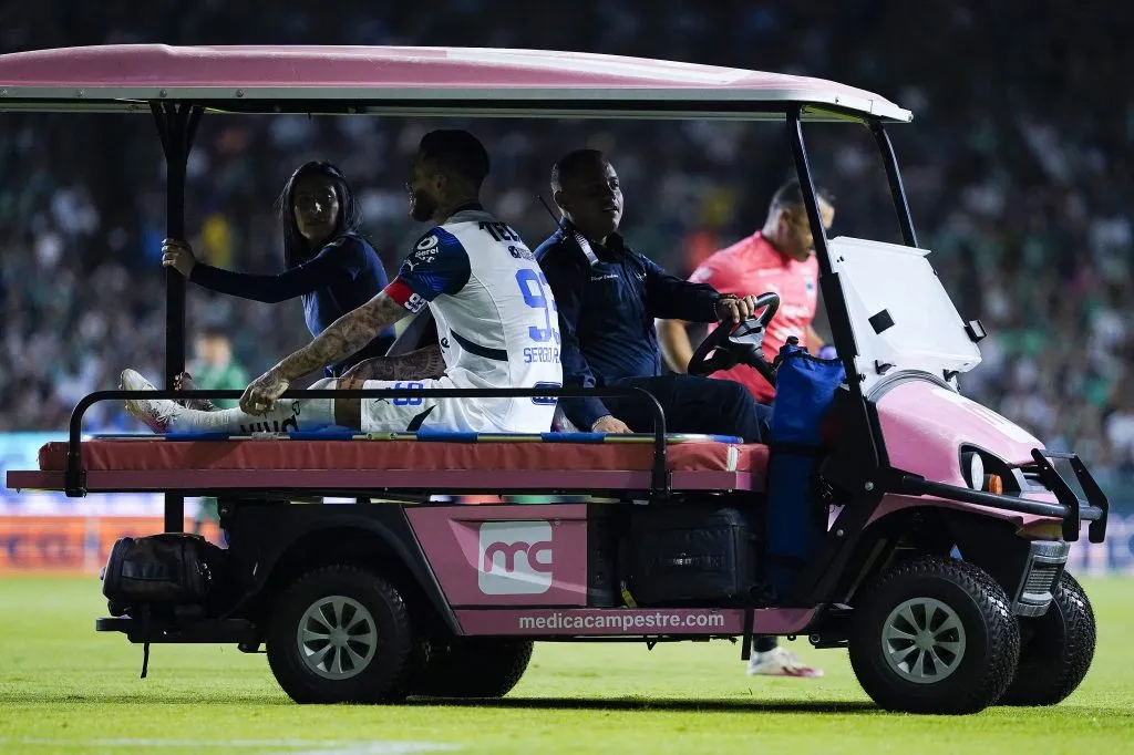 Sergio Ramos abandonó el campo de juego en Rayados vs. León y crece la preocupación de cara a su participación en el Play-In del Clausura 2025. (Imago7)