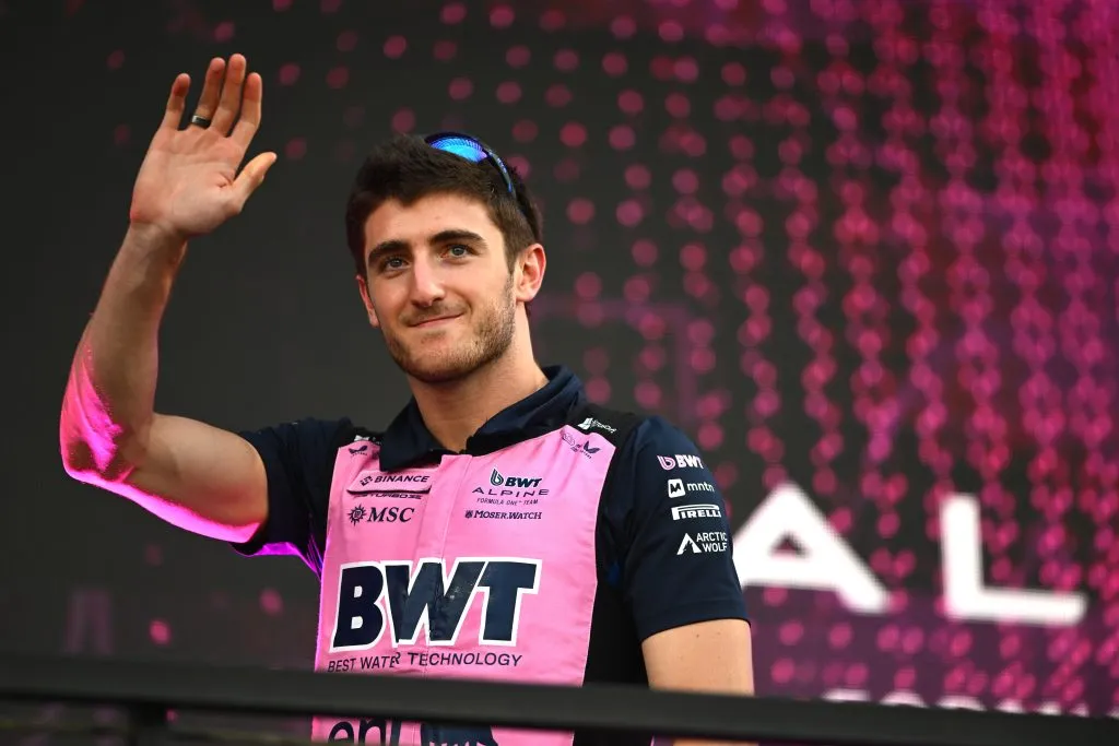 Jack Doohan saluda al público en Arabia Saudita (GETTY IMAGES)