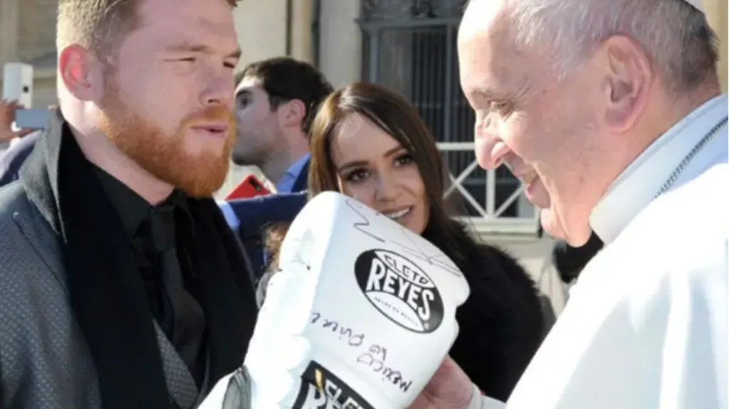 Canelo Álvarez visitó el Vaticano y se encontró con el Papa Francisco en 2017.